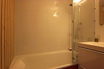Les Lauzieres - LAU111 - badkamer met douche en badkuip